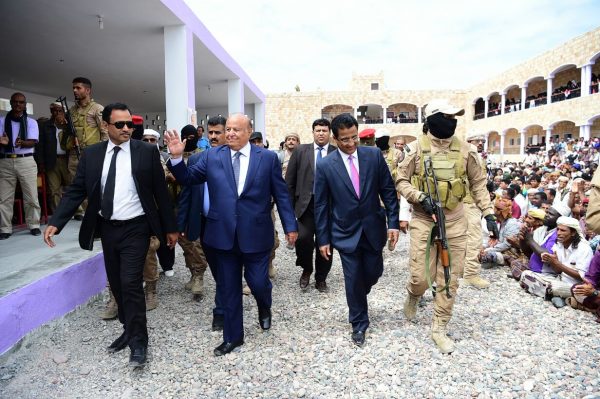 الرئيس هادي يزور عدد من المشاريع في سقطرى ويعقد اجتماعاً مع "السلطة المحلية"