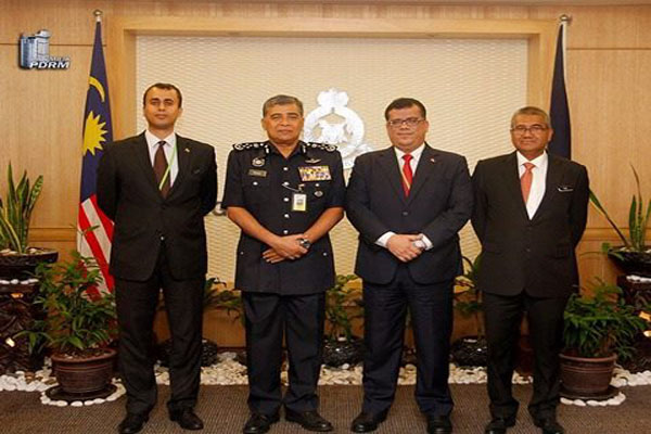 السفير اليمني بماليزيا يلتقي المفتش العام للشرطة الملكية الماليزية