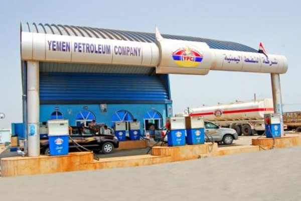 شركة النفط بعدن: لا أزمة في المشتقات والكميات في طريقها لميناء الزيت