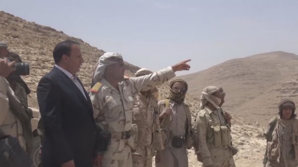جباري يتفقد مواقع الجيش الوطني على مشارف أرحب شمال العاصمة صنعاء