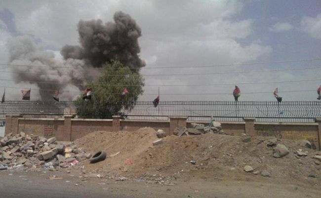 صنعاء: طيران التحالف يدمر مخازن أسلحة تابعة للمليشيا في قاعدة الديلمي الجوية