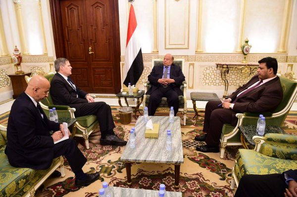السفير الأمريكي يؤكد على ضرورة وضع حد للقوى الانقلابية والتوافق على الشرعية في اليمن
