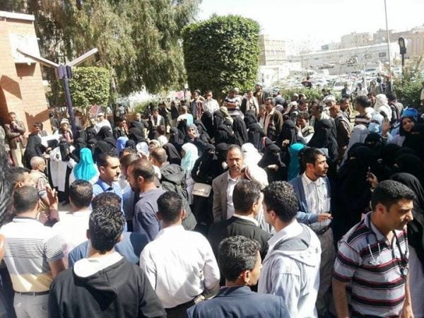 صنعاء: انتفاضة الموظفين تتوسع.. والإضرابات تشُلَ قطاعات هامة (تقرير خاص)