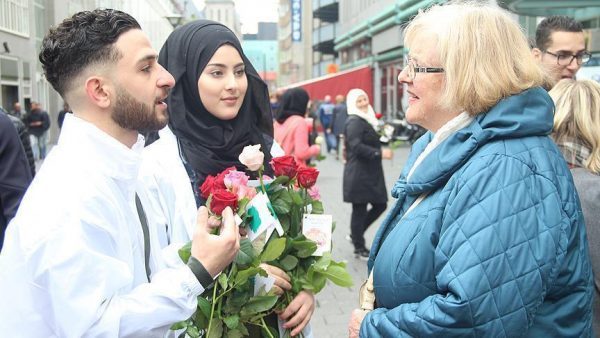 توزيع زهور في 12 بلدا أوروبياً ضمن حملة "تفضل أنا مسلم"