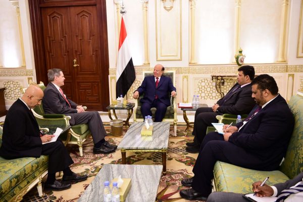 الرئيس هادي يلتقي السفير الأمريكي في اليمن والأخير يجدد دعم الحكومة