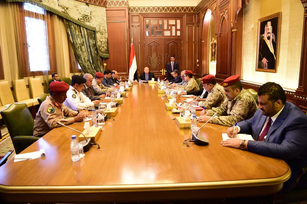 خلال اجتماعه بمجلس الدفاع.. هادي يؤكد على ضرورة حفظ الأمن والإستقرار في مختلف المناطق المحررة