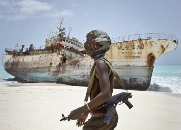 صحيفة: ميلشيات الحوثي وصالح متورطة في تمويل قراصنة في الممر الملاحي