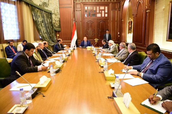 الرئيس هادي يطلع مستشارية على نتائج القمة العربية الــ 28