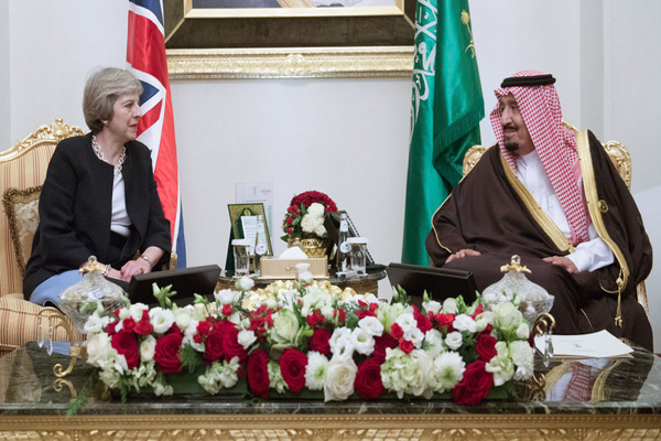 الملك سلمان يبحث مع رئيسة وزراء بريطانيا الوضع باليمن
