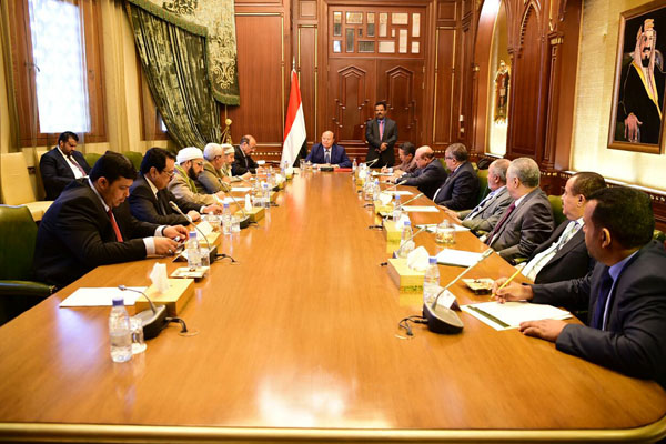 الرئيس هادي يستعرض مع مستشاريه مستجدات الأوضاع في الساحة الوطنية