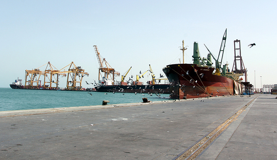 صحيفة أمريكية: في تحول للمواقف.. السعوديون يسعون إلى حل سياسي لتسليم ميناء الحديدة في اليمن