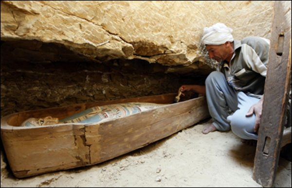 مصر تكشف عن محتويات مقبرة فرعونية تعود لعصر الدولة الحديثة