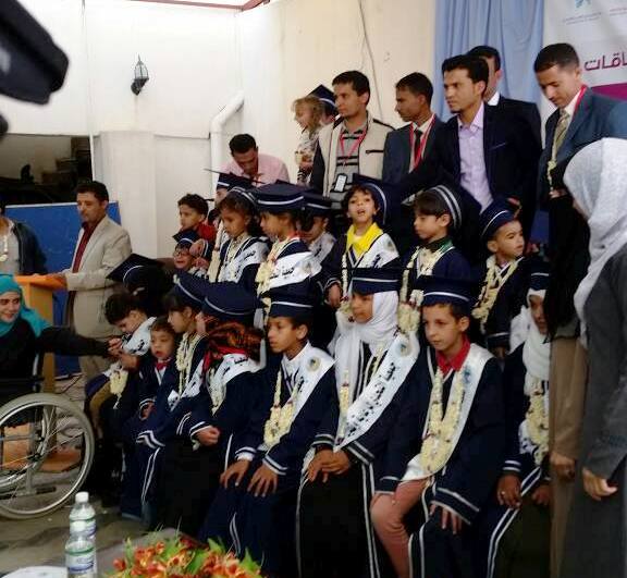 أطفال يمنيون يتحدون الشلل الدماغي ويمشون على أقدامهم