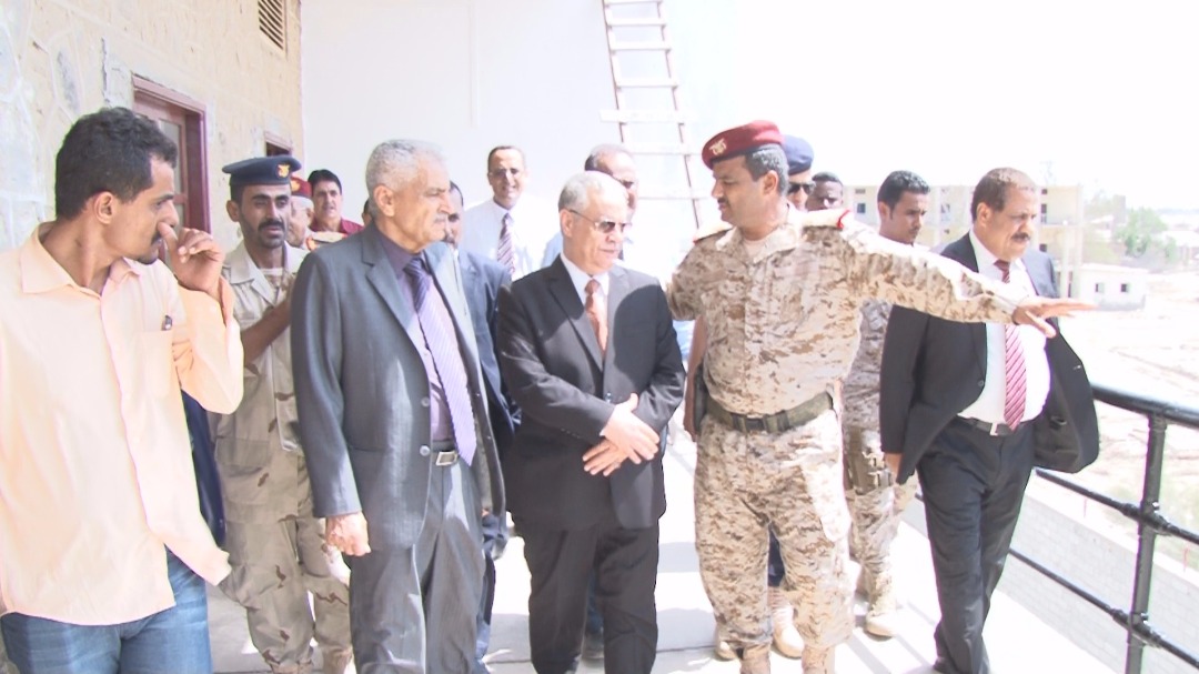 محافظ عدن ووزير الداخلية يفتتحان المجمع الرئيسي لقيادة وزارة الدفاع وهيئة الاركان