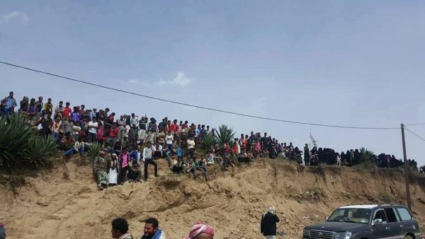 إب: مواطنون من حي "أكمة الصعفاني"يتصدون لمتنفذ حوثي حاول نهب أراضي مقبرة