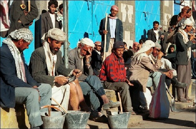 آلة الحرب تفاقم من معاناة العمال اليمنيين في عيدهم السنوي
