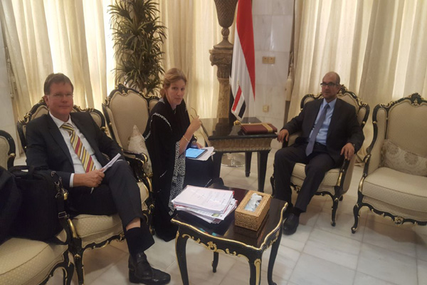 الحكومة تناقش مع البنك الدولي المنح المقدمة للمشروعات الطارئة باليمن