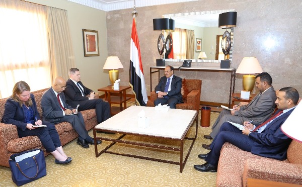 نائب الرئيس يلتقي السفير الأمريكي لدى اليمن لمناقشة مكافحة الإرهاب