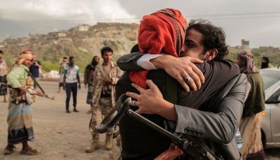 الحكومة تؤكد التزامها بإتمام صفقة تبادل الأسرى وتتهم الحوثيين بالعرقلة