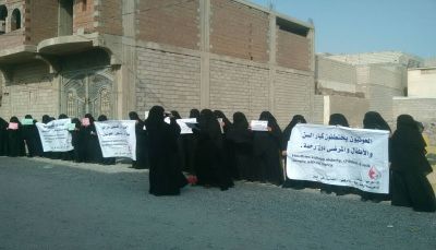أمهات المختطفين: الحوثيون منعوا الزيارة وإدخال الطعام والأدوية للمختطفين