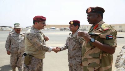 قائد القوات البرية السعودية يزور جبهات نجران وجيزان على حدود اليمن