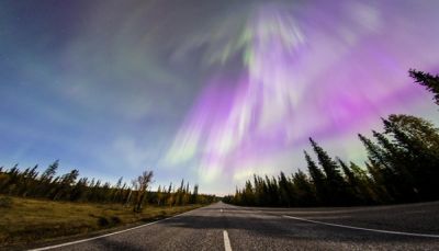 شفق مدهش يضيء سماء فنلندا بألوان عديدة