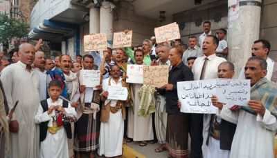 تعز: عشرات الموظفين الحكوميين يتظاهرون للمطالبة بصرف مرتباتهم 