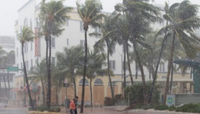 الإعصار إيرما يضرب جنوب فلوريدا في بقترب من الساحل الغربي