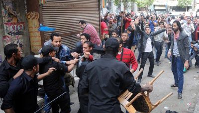 مصرية تقود 20 شخصا لتخليص زوجها من قبضة رجال الشرطة