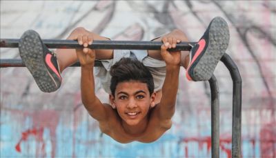 طفل فلسطيني يسعى إلى دخول موسوعة "غينيس" بليونة جسده