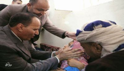 تعز: الوفد الحكومي يزور أسرة "طه فارع" التي تعرضت للتصفية من قبل الحوثيين