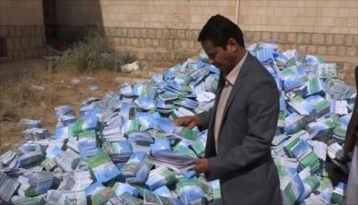 مسؤول حكومي: الحوثيون طبعو أكثر من 11 ألف كتاب طائفي للمدارس