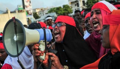 الشرطة الصومالية تفتح النار لتفريق محتجين ينددون بالتفجير المزدوج في مقديشو