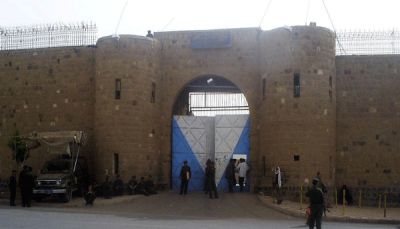 أهالي معتقلين بصنعاء يرفضون نقل أبنائهم من السجن المركزي إلى معتقلات سرية