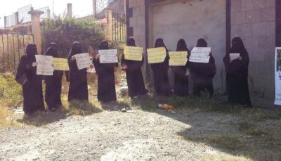 إب: وقفة لرابطة أمهات المختطفين تناشد المنظمات الدولية سرعة التدخل لإنقاذ المعتقلين