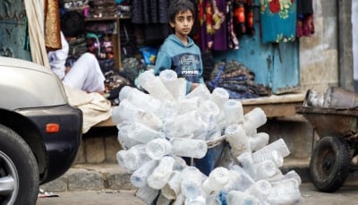 الأطفال اليمنيون.. الفقر والحرب تحولهم إلى باعة متجولين ومتسولين (تقرير خاص)