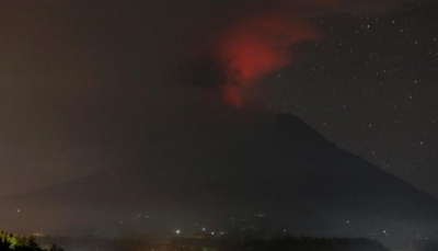 بركان في جزيرة إندنوسية ينفث رماده بارتفاع 3 ألاف متر