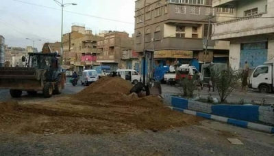 شرطة تعز تبدأ إزالة الحواجز الترابية عقب انهاء التوتر بين الجيش وكتائب "أبو العباس"