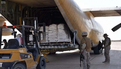 التحالف يعلن تشغيل مطار الغيظة بالمهرة بوصول طائرة تحمل مساعدات غذائية