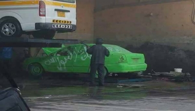 خوفا من تمييزهم والانتقام منهم بصنعاء.. الحوثيون يزيلون اللون الأخضر من سياراتهم