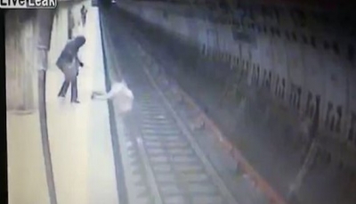 سحقت تحت العجلات.. امرأة تدفع فتاة أمام مترو الأنفاق وكاميرا المراقبة توثق (فيديو)