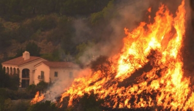 دمر 1300 منزل.. إعلان حالة الاستنفار القصوى تحسبا لرياح عنيفة قد تؤجج الحريق في كاليفورنيا