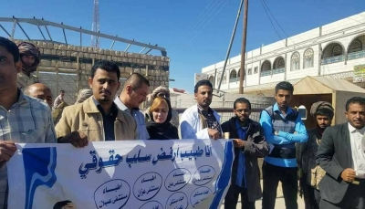 نجل محافظ شبوة يشهر السلاح على أطباء محتجين بسبب إنقطاع رواتبهم