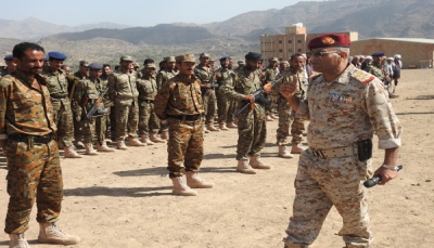 محافظ تعز وقائد المحور يوجهان بصرف راتب شهرين لأفراد الجيش