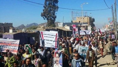 تعز: عشرات المواطنون يتظاهرون احتجاجاً على فعالية تأبين أربعينية "صالح"