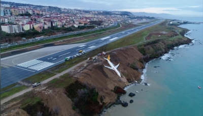 شاهد.. طائرة تركية تعلق على بعد أقدام من البحر على سفح جبل (فيديو)