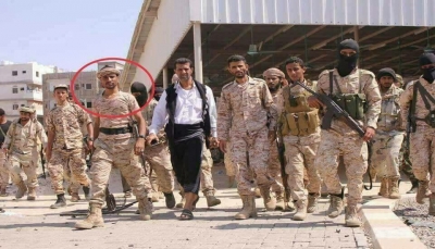 جندي يتبع الحزام الأمني المدعوم اماراتيا ينهب رواتب المتقاعدين في عدن