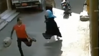 شاهد – فتاة صعيدية تمنع شاب متحرش من الهروب وتهاجمه بالضرب