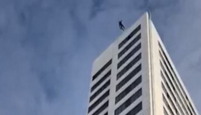 تعطلت المظلة قبل هبوطه.. رجل يقفز من أعلى مبنى ارتفاعه 24 طابقاً (فيديو)