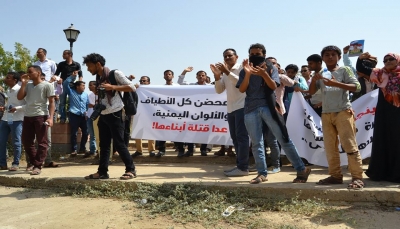 تعز: العشرات يعتصمون رفضاً لإعادة تدوير القتلة وتمكينهم من مؤسسات الدولة 